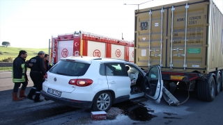 Bolu’da tıra çarpan cipteki 2 kişi yaralandı