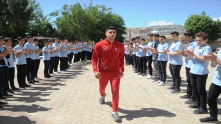 Wushu’da Avrupa Şampiyonu Cizreli sporcu okulunda çiçeklerle karşılandı 