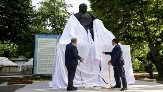 Kazak şair ve yazar Abay Kunanbayev anıtı Bişkek’te açıldı