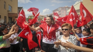 Dünya şampiyonu Şennur Demir, öğretmenlik yaptığı okulda coşkuyla karşılandı