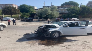 Bursa’da iki otomobilin çarpıştığı kazada 6 kişi yaralandı