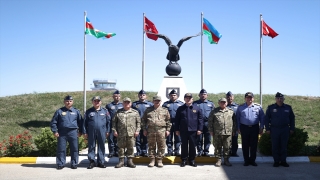 Bakan Akar ve Azerbaycan Savunma Bakanı Hasanov, hava üssü ile askeri tersaneyi ziyaret etti