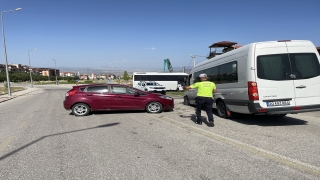 Denizli’de öğrenci servisiyle otomobilin çarpıştığı kazada 5 kişi yaralandı