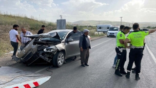 Kırıkkale’de iki otomobilin çarpıştığı kazada 5 kişi yaralandı