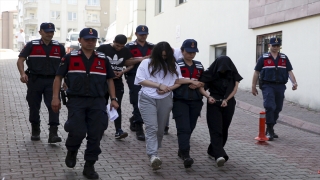 Sosyal medyada uyuşturucu kullanımını özendirdikleri iddia edilen 4 zanlı yakalandı