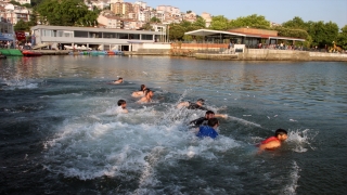 Zonguldak’ta deniz ve liman işletmeciliği mezunları diplomalarını yüzerek aldı