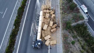 Saman yüklü tırın devrilmesi sonucu AdanaNiğde Otoyolu trafiğe kapandı