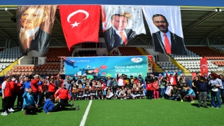 Ardahan’da özel eğitim öğrencilerine spor malzemesi dağıtıldı