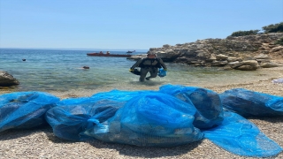 Saros Körfezi’nde dip temizliği yapan dalgıçlar denizden plastik atık topladı