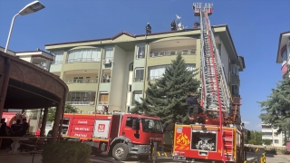 Elazığ’da 4 katlı binanın çatısında çıkan yangın hasara neden oldu