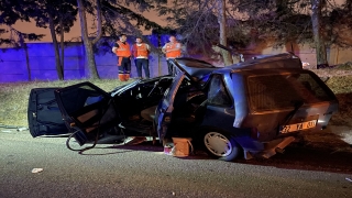 Park halindeki tıra çarpan otomobildeki bir kişi öldü, bir kişi ağır yaralandı