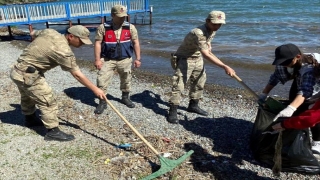 Çıldır Gölü’nde ”Türkiye Çevre Haftası” kapsamında çevre temizliği yapıldı