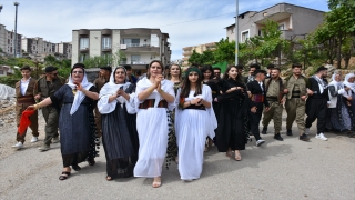 Şehir merkezinde gelini atla dolaştırma geleneğini yaşattılar