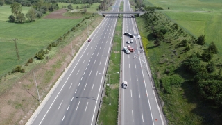 LPG yüklü tanker devrilen Anadolu Otoyolu’nun Bolu kesimi çift yönlü trafiğe kapatıldı