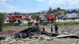 Denizli’de devrilen tırda sıkışan sürücü kurtarıldı