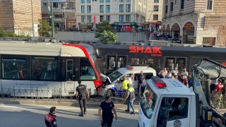 Fatih’te tramvay ile polis aracı çarpıştı 