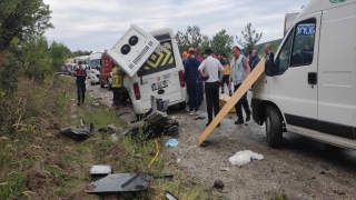 Balıkesir’de minibüs ile kamyon çarpıştı, 6 kişi öldü, 12 kişi yaralandı