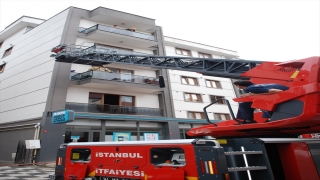 Pendik’te 5 katlı apartmanda çıkan yangın söndürüldü