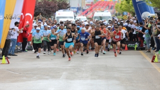 1. Van Denizi Yarı Maratonu koşuldu