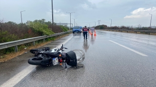 Adana’da bariyere çarpan motosikletteki 1 kişi öldü, 1 kişi yaralandı