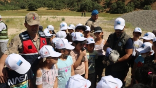 Tunceli’de öğrenciler Munzur Vadisi’nde çöp topladı