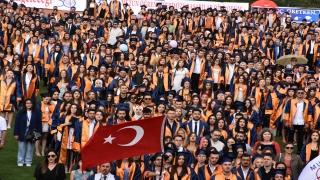 Muğla’da mezun olan üniversite öğrencileri yağmur altında kep attı