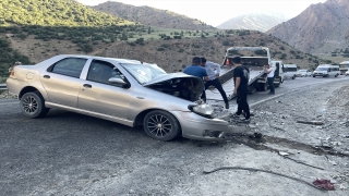 Hakkari’de otomobille hafif ticari araç çarpıştı, biri ağır 7 kişi yaralandı