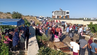 Mersin’de düğüne giderken trafik kazasında ölen anne ile kızının cenazeleri defnedildi