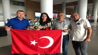 Avrupa ikincisi milli güreşçi Duygu Gen, Balıkesir’de törenle karşılandı