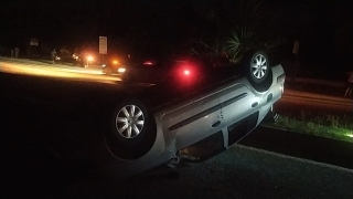 Adana’da devrilen otomobilin sürücüsü yaralandı