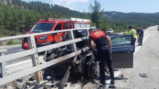 Muğla’da köprü bariyerine çarpan otomobildeki 3 kişi yaralandı