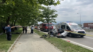 Beton mikserinin üstüne devrildiği otomobildeki baba ve oğul öldü