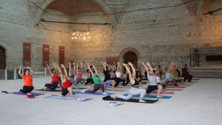 Edirne’de Dünya Yoga Günü’nde tarihi kervansarayda yoga yaptılar