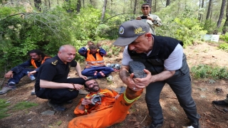 Bakanlar Soylu ve Kirişci, Marmaris’te yangın bölgesinde incelemelerde bulundu