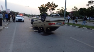 Manisa’da devrilen otomobildeki 2 kişi yaralandı