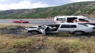 Erzincan’da şarampole devrilen otomobildeki anne ve baba ile 2 çocukları yaralandı