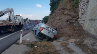 Kocaeli’de devrilen otomobildeki 6 kişi yaralandı