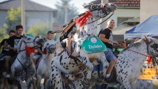 Bosna Hersek’teki 512. Ayvaz Dede Şenlikleri binlerce kişinin kıldığı öğle namazıyla sona erdi