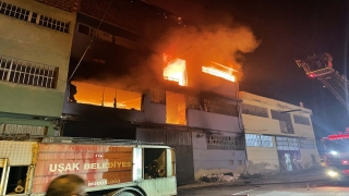 Uşak’ta iki katlı tekstil atölyesinde yangın çıktı