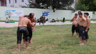 Pehlivanların antrenmanlarını Kırım Tatar ve Ahıska Türkü çocuklar da izledi