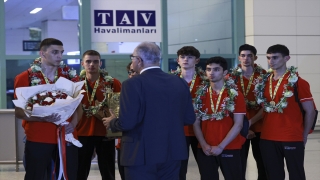 Liselerarası Dünya Şampiyonası’nda şampiyon olan TVF Spor Lisesi takımı yurda döndü