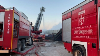 Kocaeli’de geri dönüşüm deposunda çıkan yangın söndürüldü