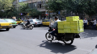 İran’da motosiklet sürücüleri taşımacılık sektörüne yeni boyut kazandırdı