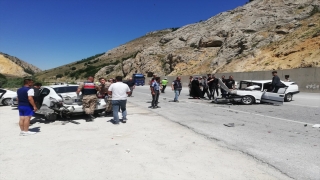 Erzincan’da iki otomobilin karıştığı trafik kazasında 5 kişi yaralandı