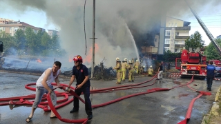 Sancaktepe’de tahta paletlerde başlayan ve binaya da sıçrayan yangın söndürüldü