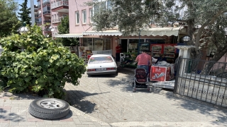 Denizli’de lastiği çıkan otomobil, bakkalın duvarına çarparak durdu