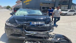 Sivas’ta kavşakta çarpışan 2 otomobilin sürücüleri yaralandı