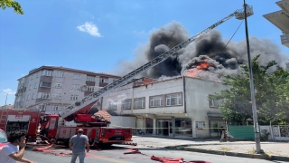 Bağcılar’da iş yerinin çatısında yangın çıktı