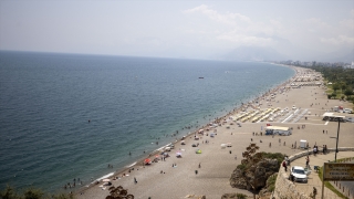 Antalya ve Muğla sahillerinde bayram tatili yoğunluğu yaşanıyor