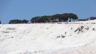 Pamukkale bayramda yoğun ziyaretçi ağırlıyor